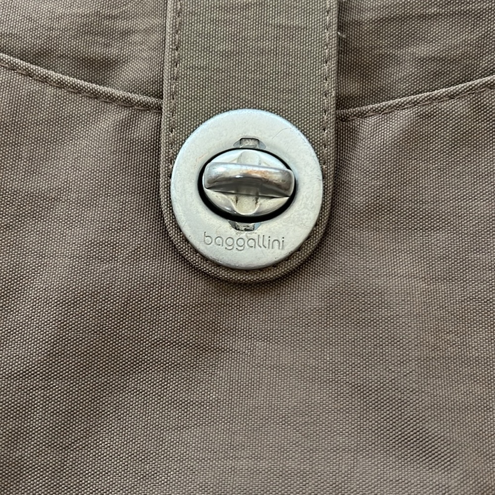 Baggalini large crossbody bag with adjustable strap and laptop sleeve - Picture 2 of 9